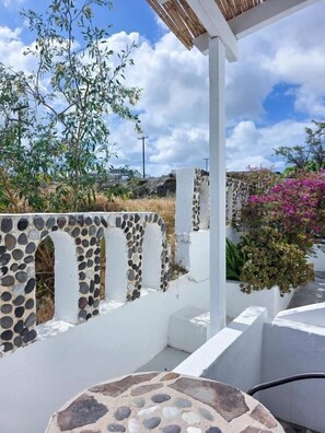 Property grounds - Tranquil Guest Room Retreat in Vothonas, Santorini (Vothonas)