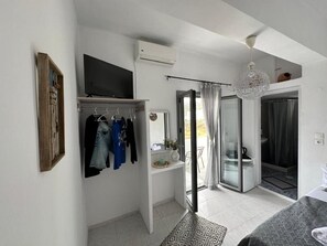 1 slaapkamer, een strijkplank/strijkijzer, internet, beddengoed