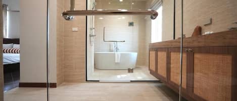 Regadera, amenidades de baño gratuitas, secadora de cabello, toallas