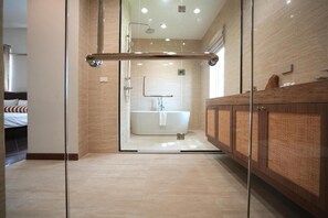 Dusche, kostenlose Toilettenartikel, Haartrockner, Handtücher