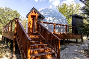Exterior - Beautiful Lofted Dome with Cozy Deck and Charming Design in Elgin, Texas (Elgin)