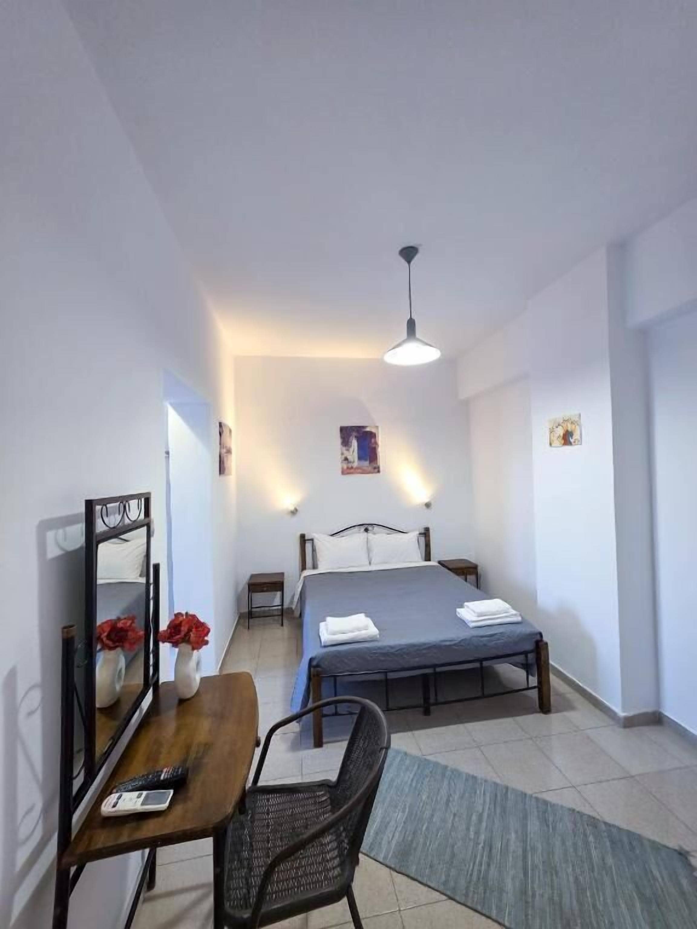 1 dormitorio, tabla de planchar con plancha, Internet y ropa de cama