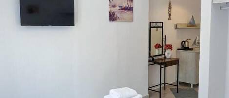 1 habitación, tabla de planchar con plancha, internet y ropa de cama