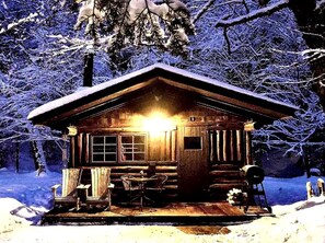 Outdoor dining - Romantic Getaway near White Mountain National Forest in Lisbon, New Hampshire (Lisbon)