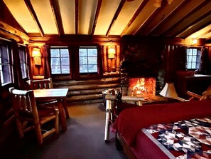 1 bedroom, WiFi, bed sheets - Romantic Getaway near White Mountain National Forest in Lisbon, New Hampshire (Lisbon)