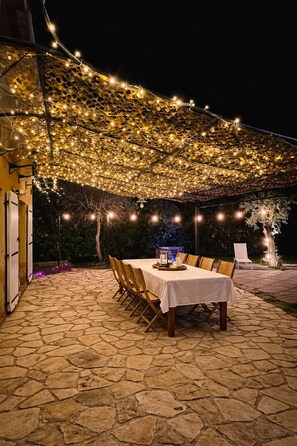 Outdoor dining - 5-bedroom villa with pool (Pégomas)