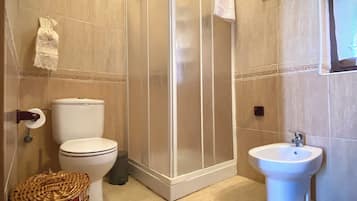 Douche, sèche-cheveux, bidet, serviettes fournies