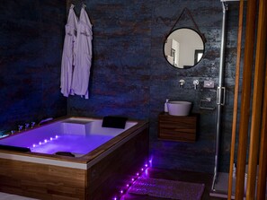 Banyera d'hidromassatge, assecador de cabells, bidet i tovalloles 