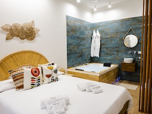 1 bedroom, iron/ironing board, free WiFi, bed sheets - Suite with Private Jacuzzi in Catania short and long stays with full kitchen facilities (Catania)