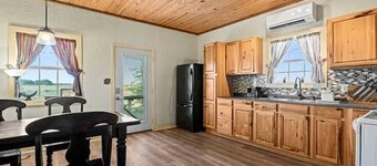 Cozy Glamping Retreat with Outdoor Shower & Fire Pit near Wolfe City, Texas