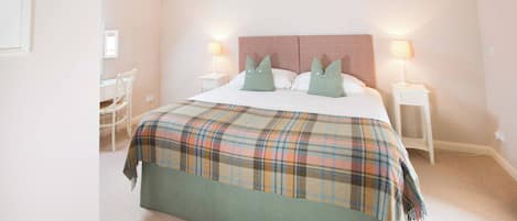 2 habitaciones, tabla de planchar con plancha, internet y ropa de cama