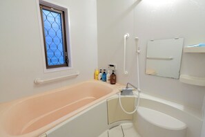 Hair dryer, bidet, towels, soap - Garden House Serene 3-bedroom house with AC in charming Setagaya. (Setagaya)