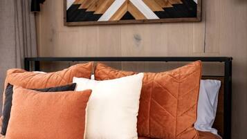 1 dormitorio, tabla de planchar con plancha, wifi y ropa de cama