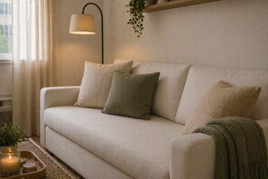 Classic Room | Living area - Silverstone Suites (Toronto)