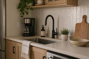 Classic Room | Private kitchen - Silverstone Suites (Toronto)