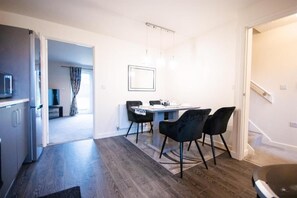 Dining - Spacious Luxurious Serviced Accommodation 2 (Coventry)
