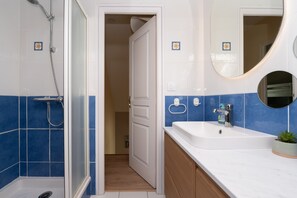 Ducha, secador de pelo y toallas