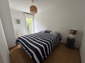 1 bedroom, iron/ironing board, free WiFi, bed sheets - Nice T2 with garden, private parking, Wifi, direct access to beaches (La Teste-de-Buch)