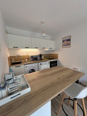 Fridge, microwave, oven, stovetop - Nice T2 with garden, private parking, Wifi, direct access to beaches (La Teste-de-Buch)