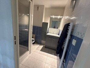Shower, hair dryer, towels, soap - Nice T2 with garden, private parking, Wifi, direct access to beaches (La Teste-de-Buch)