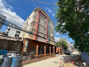 Exterior - 401 Budget Room Utilities WiFi Balcony in Ratchada (Chatuchak)