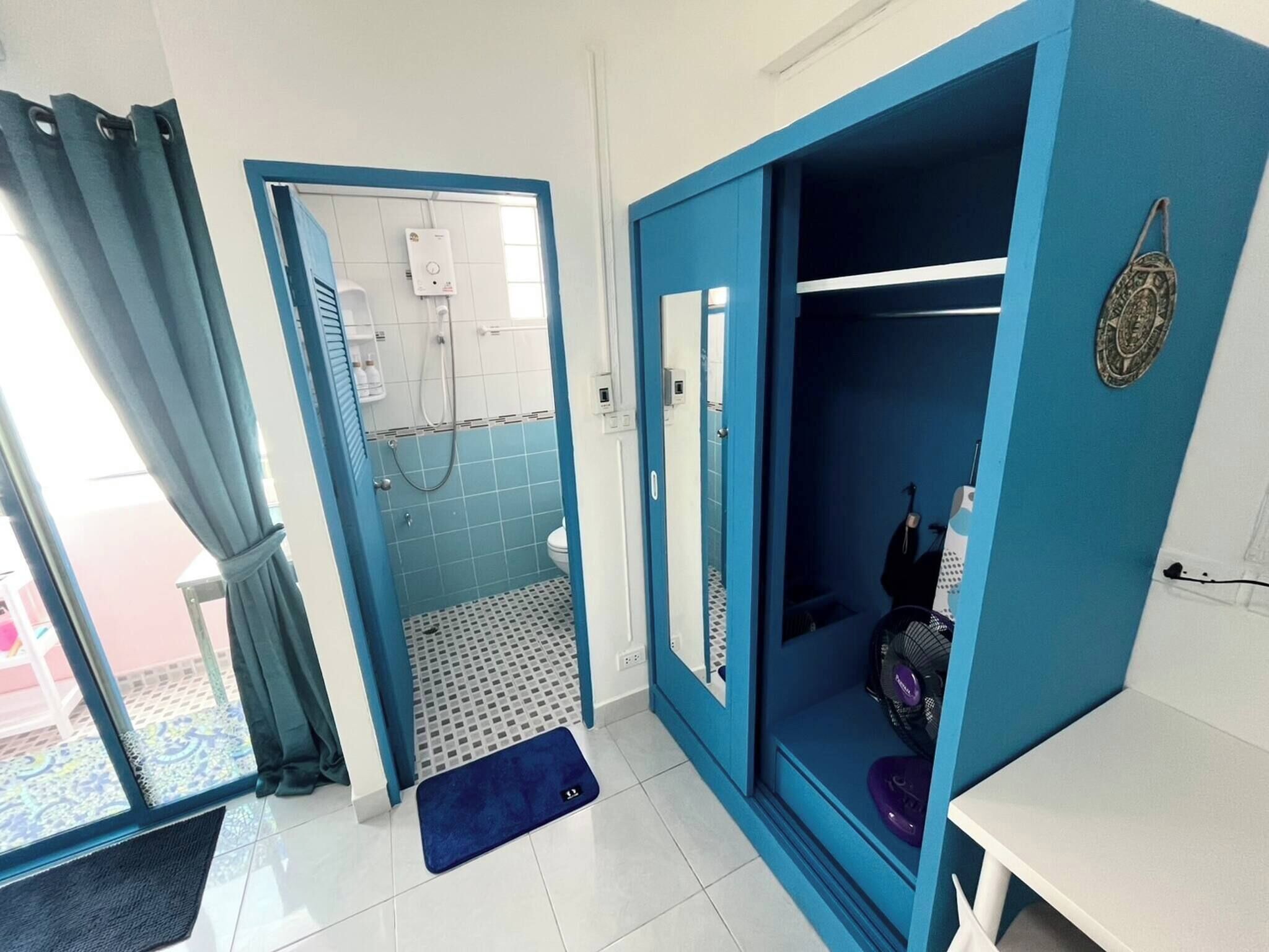 Shower, hair dryer, towels