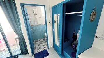 Shower, hair dryer, towels