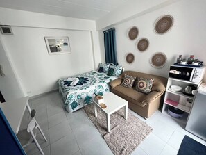 Living area - 401 Budget Room Utilities WiFi Balcony in Ratchada (Chatuchak)