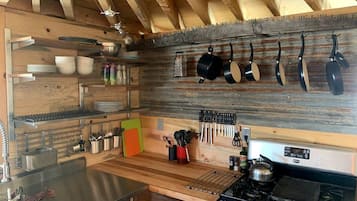 Fridge, oven, stovetop, coffee/tea maker