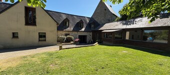 Gßte rural spacieux avec piscine et espace extérieur calme