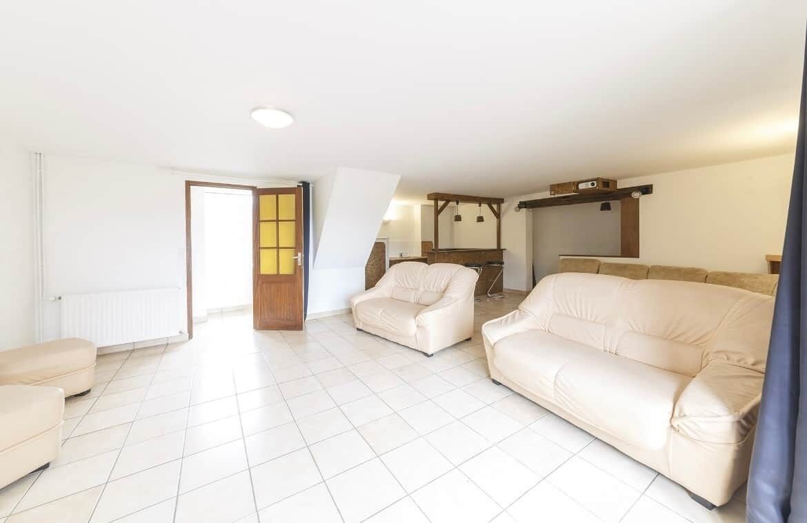 Spacious Country Cottage With Swimming Pool And Quiet Outdoor Area - Laval, France
