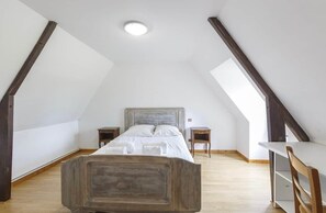 6 bedrooms, free WiFi, bed sheets - Spacious country cottage with swimming pool and quiet outdoor area (Maisoncelles-du-Maine)