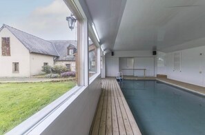 Indoor pool, a heated pool - Spacious country cottage with swimming pool and quiet outdoor area (Maisoncelles-du-Maine)