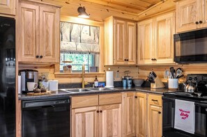 Microwave, oven, stovetop, dishwasher - Fireworks view, half mile to Dollywood, Hot Tub, Firepit, Fully stocked Kitchen (Pigeon Forge)
