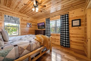 2 bedrooms, iron/ironing board, WiFi, bed sheets - Fireworks view, half mile to Dollywood, Hot Tub, Firepit, Fully stocked Kitchen (Pigeon Forge)