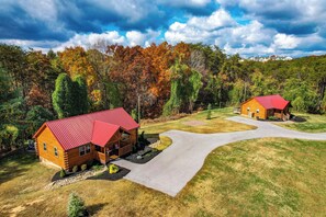 Exterior - Fireworks view, half mile to Dollywood, Hot Tub, Firepit, Fully stocked Kitchen (Pigeon Forge)