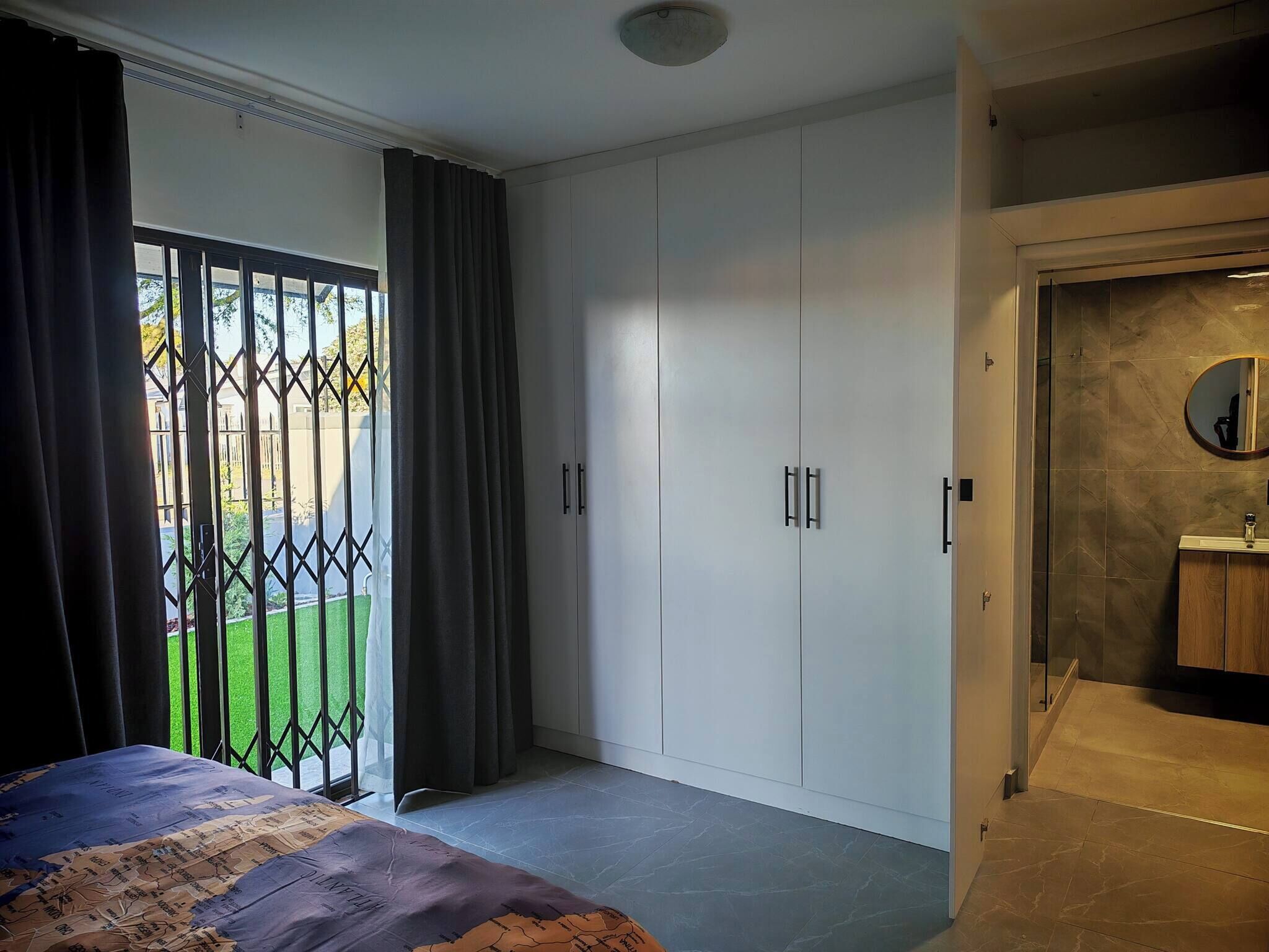 3 habitaciones, tabla de planchar con plancha, internet y ropa de cama 