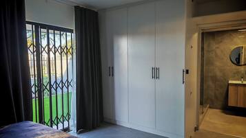 3 habitaciones, tabla de planchar con plancha, internet y ropa de cama