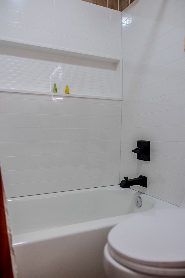 Séchoir à cheveux, savon, shampooing