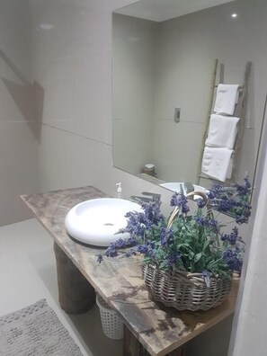 Phòng đôi Deluxe, ban công, quang cảnh vườn | Phòng tắm