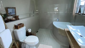 Comfort Double Room | Bathroom | Free toiletries, hair dryer, towels, soap