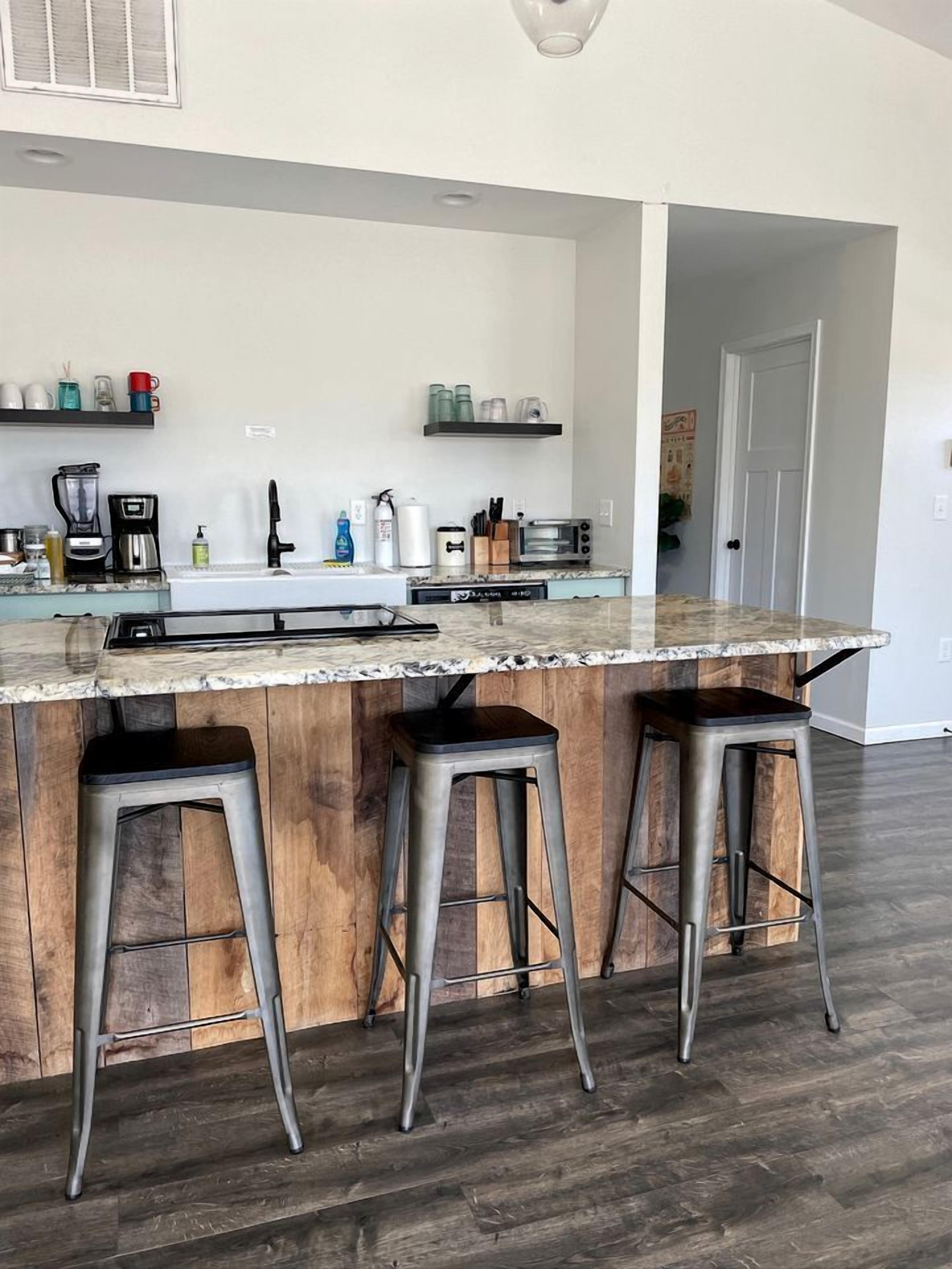 Coffee/tea maker, fridge, oven, stovetop