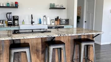 Coffee/tea maker, fridge, oven, stovetop