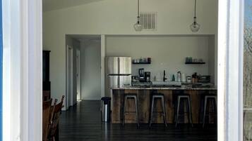 Refrigerador, horno, parrilla de estufa y cafetera y tetera