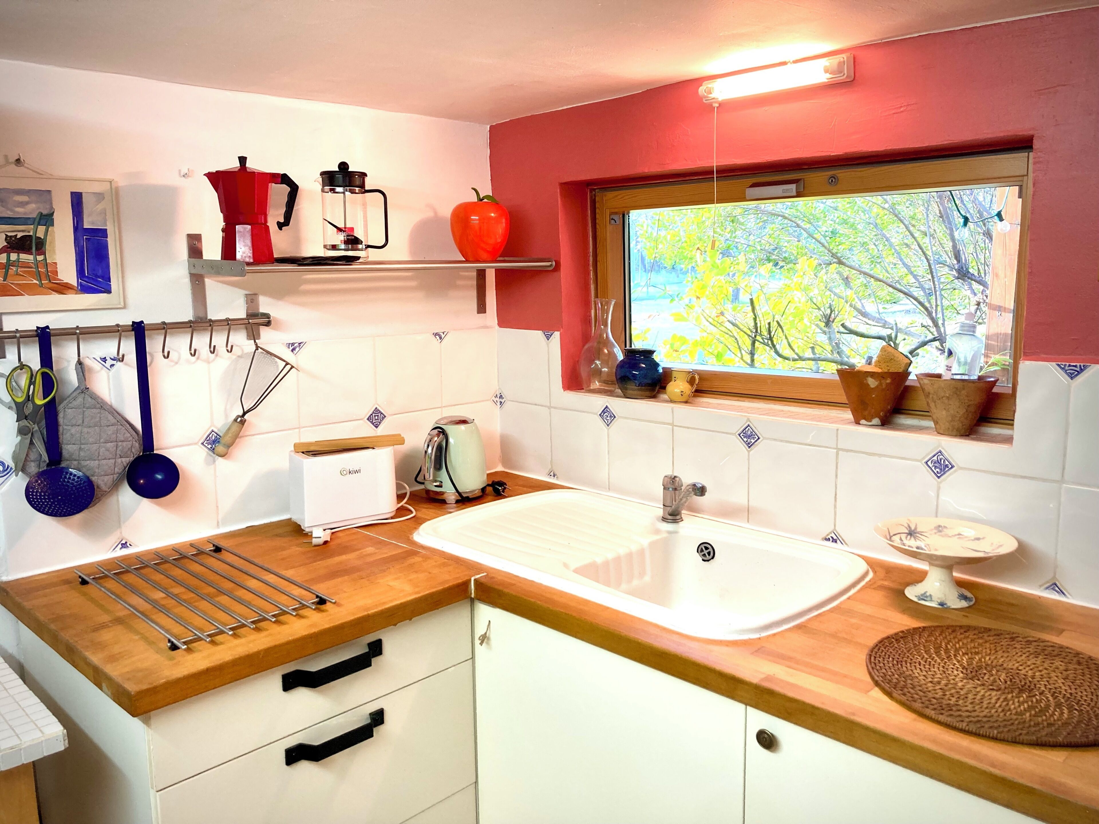 Réfrigérateur, four, plaque de cuisson, cafetière/bouilloire