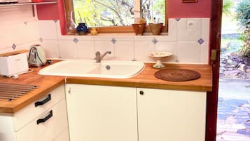Een koelkast, een oven, een kookplaat, een koffiezetapparaat/waterkoker