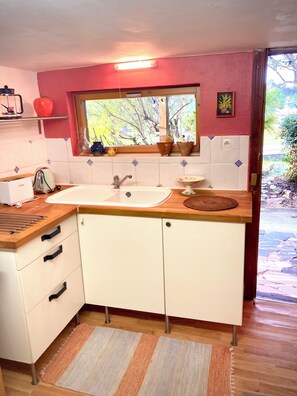 Refrigerador, horno, parrilla de estufa y cafetera y tetera 
