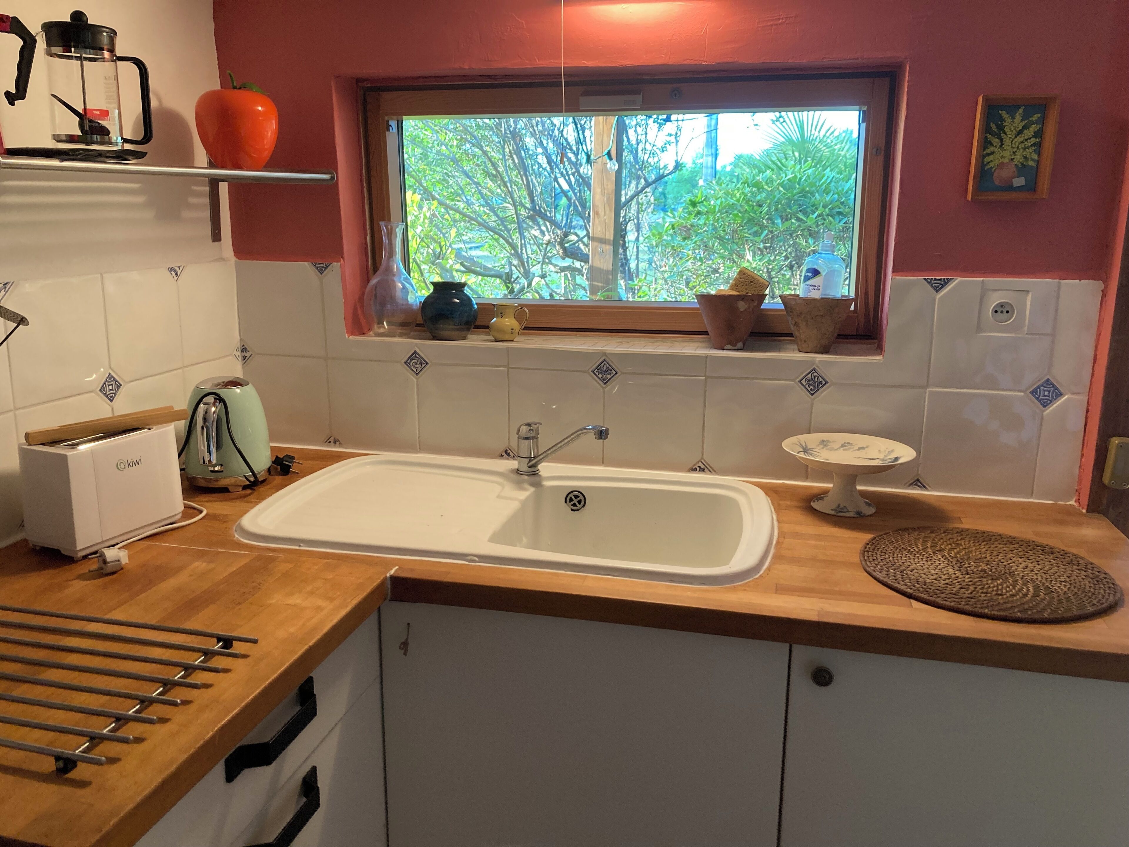 Fridge, oven, stovetop, coffee/tea maker