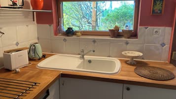 Fridge, oven, stovetop, coffee/tea maker