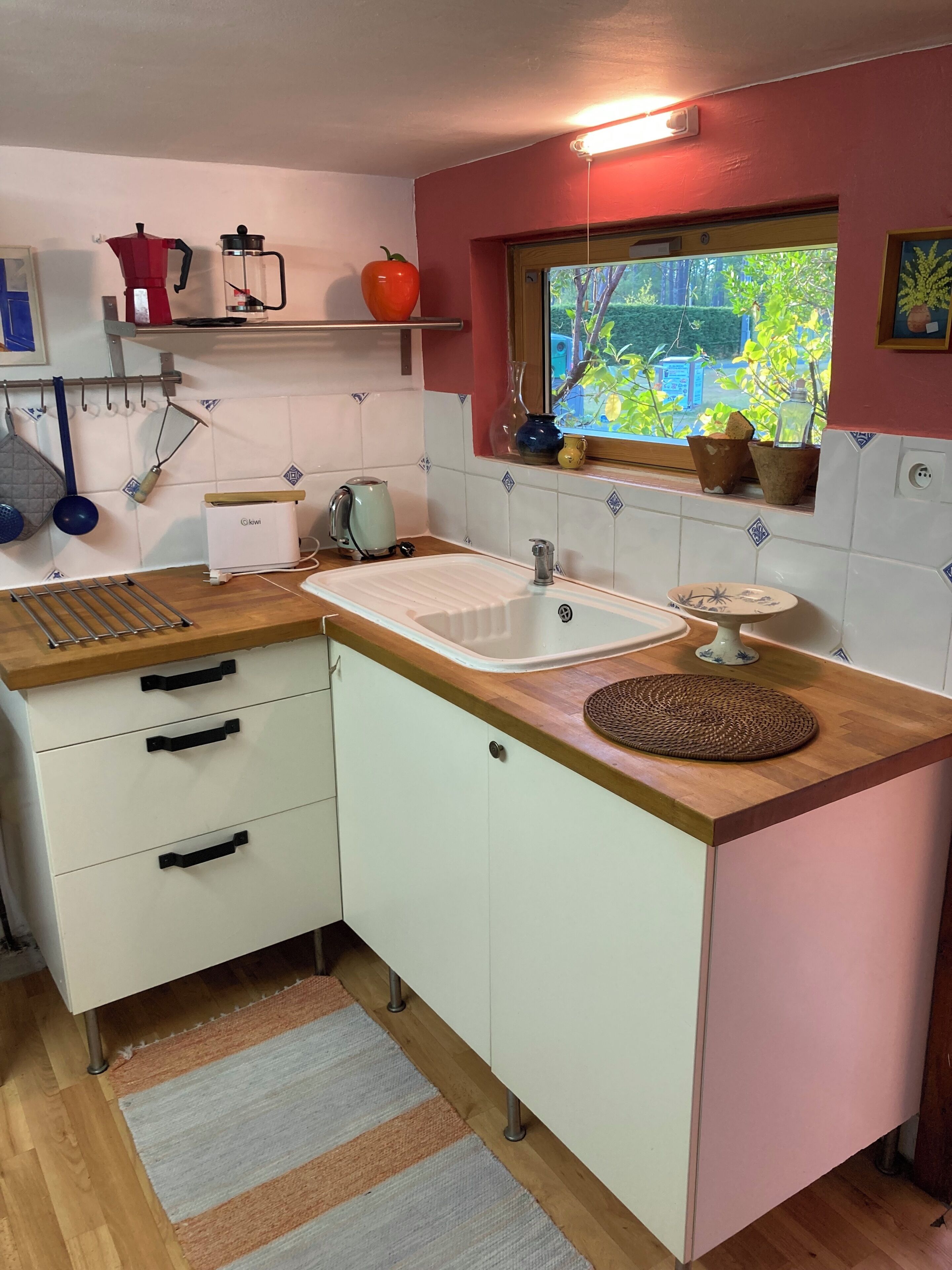 Réfrigérateur, four, plaque de cuisson, cafetière/bouilloire